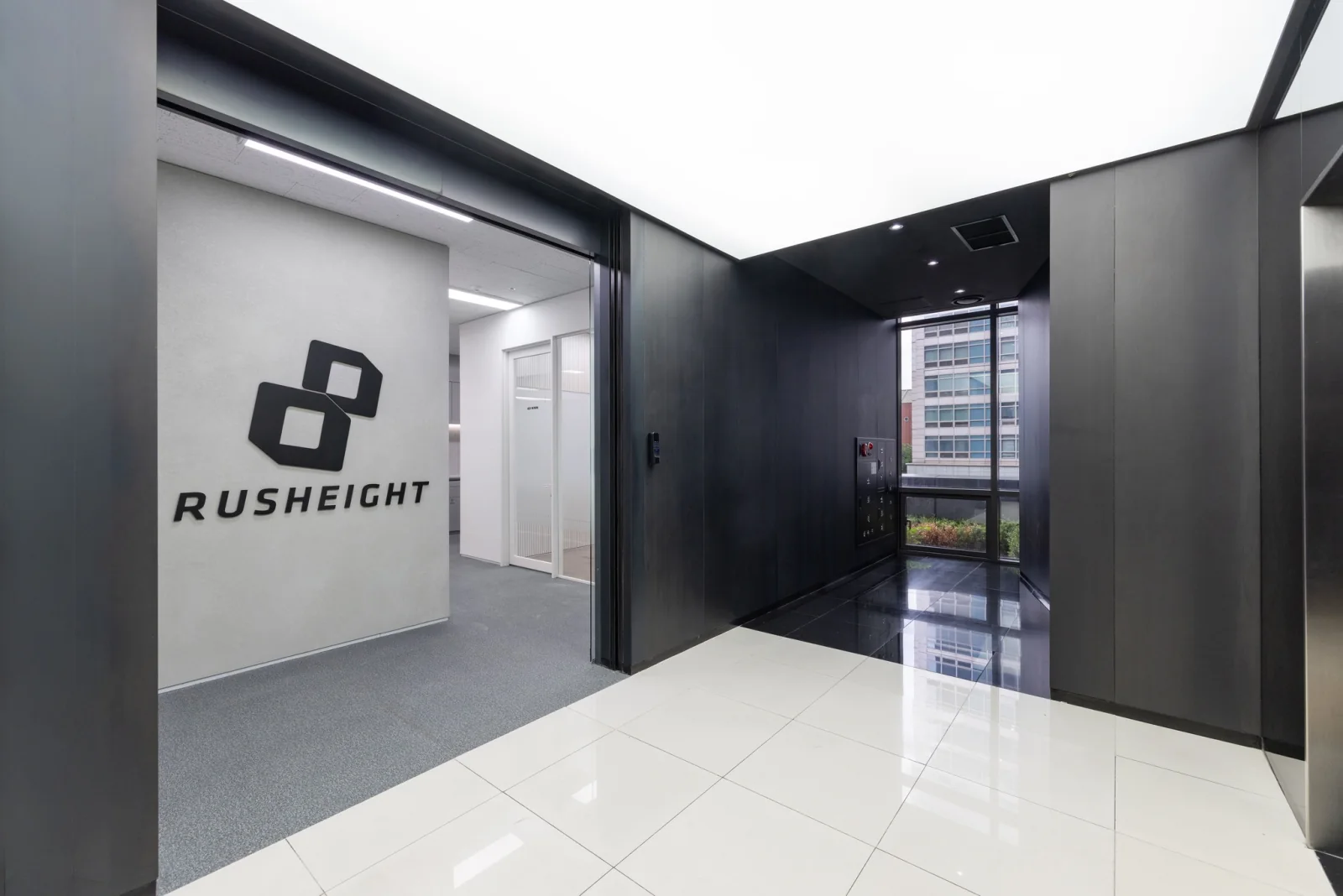 8자 심볼과 RUSHEIGHT 로고가 있는 러쉬에잇 오피스 입구
